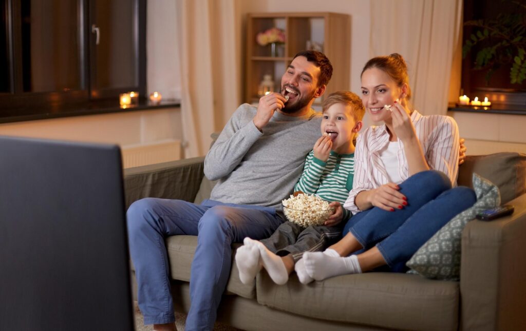 regarder la télé en famille