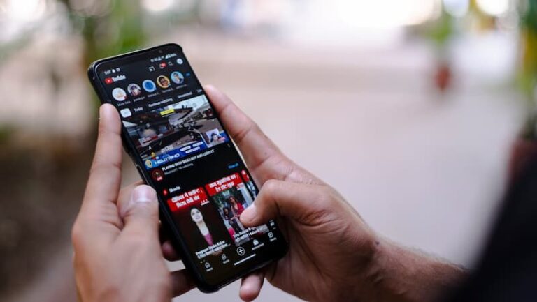 Comment les magazines en ligne influencent les tendances des séries TV en streaming