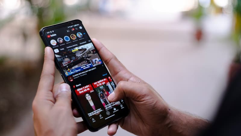 Entrain de suivre un magazine sur smartphone