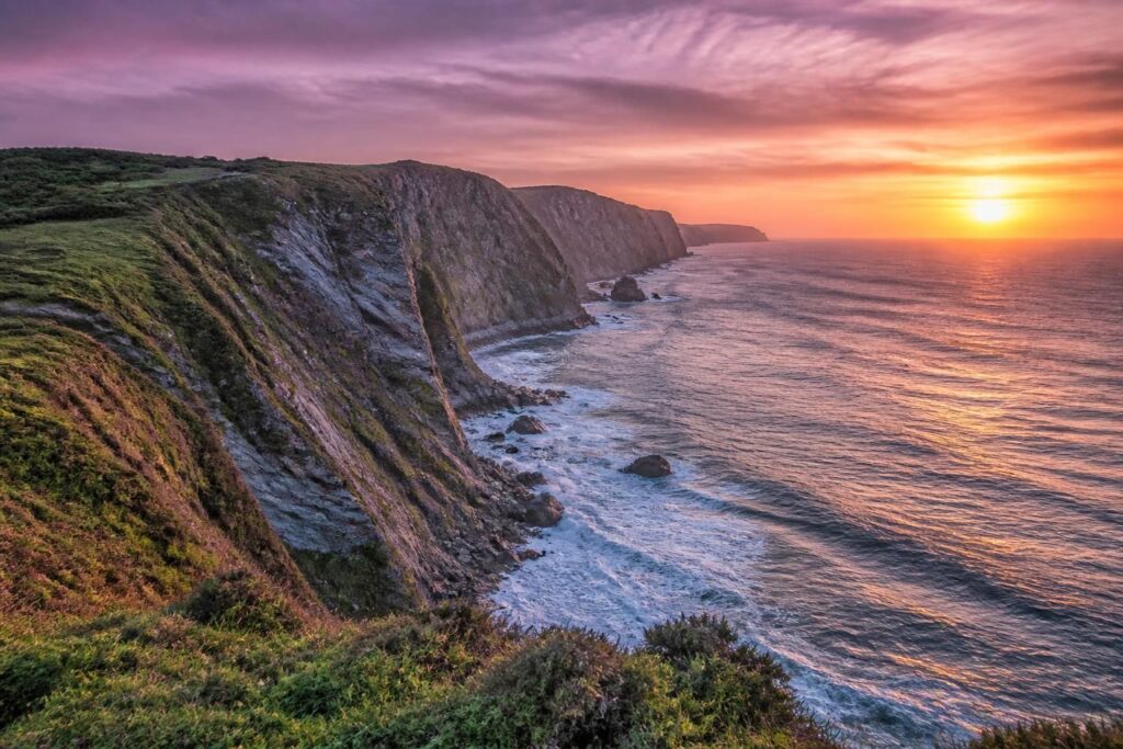 explorez les paysages époustouflants du cabo vidio en asturias, un site naturel exceptionnel où falaises abruptes et vues panoramiques vous offrent une expérience inoubliable.