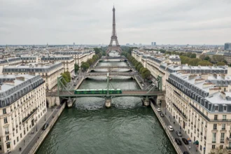 Vue aérienne du métro ligne 6 de Paris traversant la Seine sur le viaduc du Bir-Hakeim avec la Tour Eiffel en arrière-plan